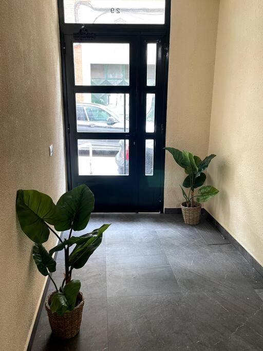 Cozy 2 Bedroom Apartment With Patio Madrid Bagian luar foto