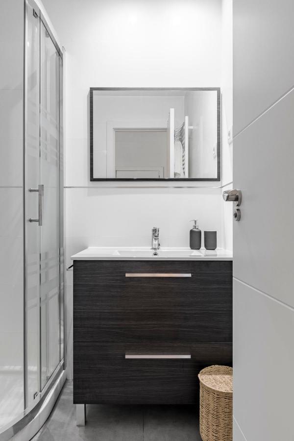 Cozy 2 Bedroom Apartment With Patio Madrid Bagian luar foto