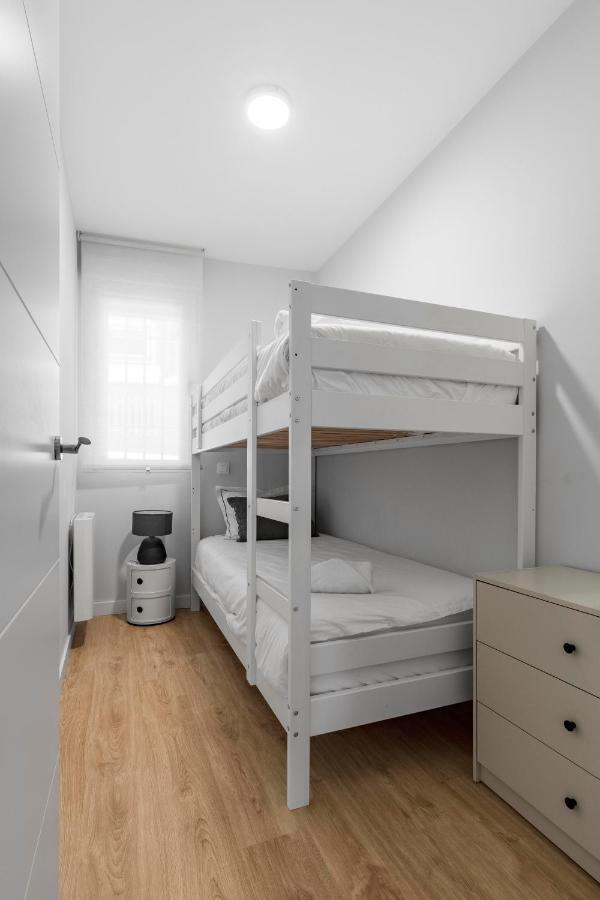 Cozy 2 Bedroom Apartment With Patio Madrid Bagian luar foto