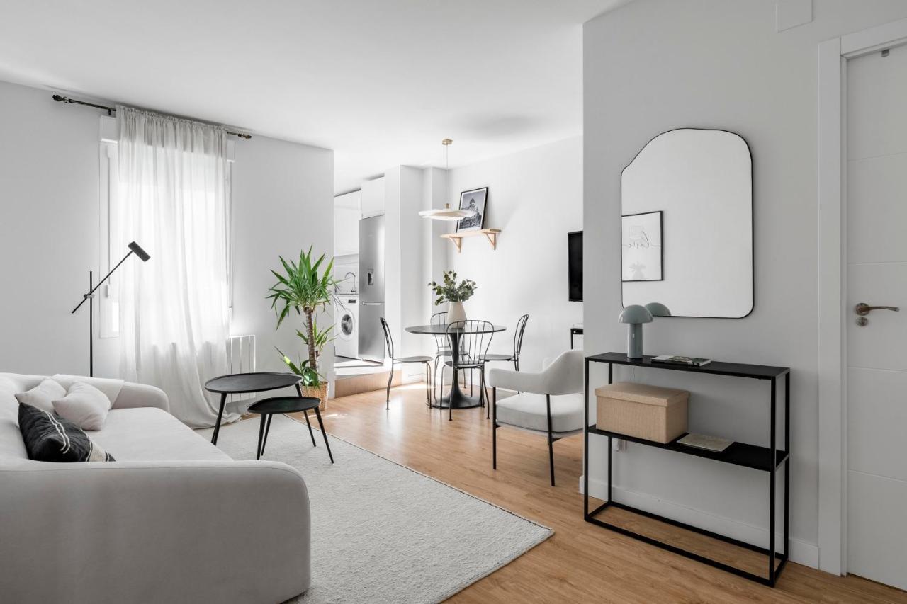Cozy 2 Bedroom Apartment With Patio Madrid Bagian luar foto