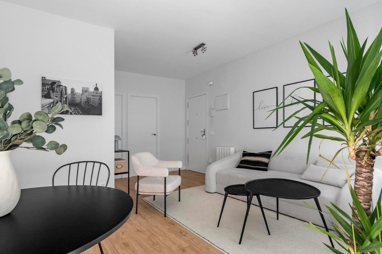 Cozy 2 Bedroom Apartment With Patio Madrid Bagian luar foto