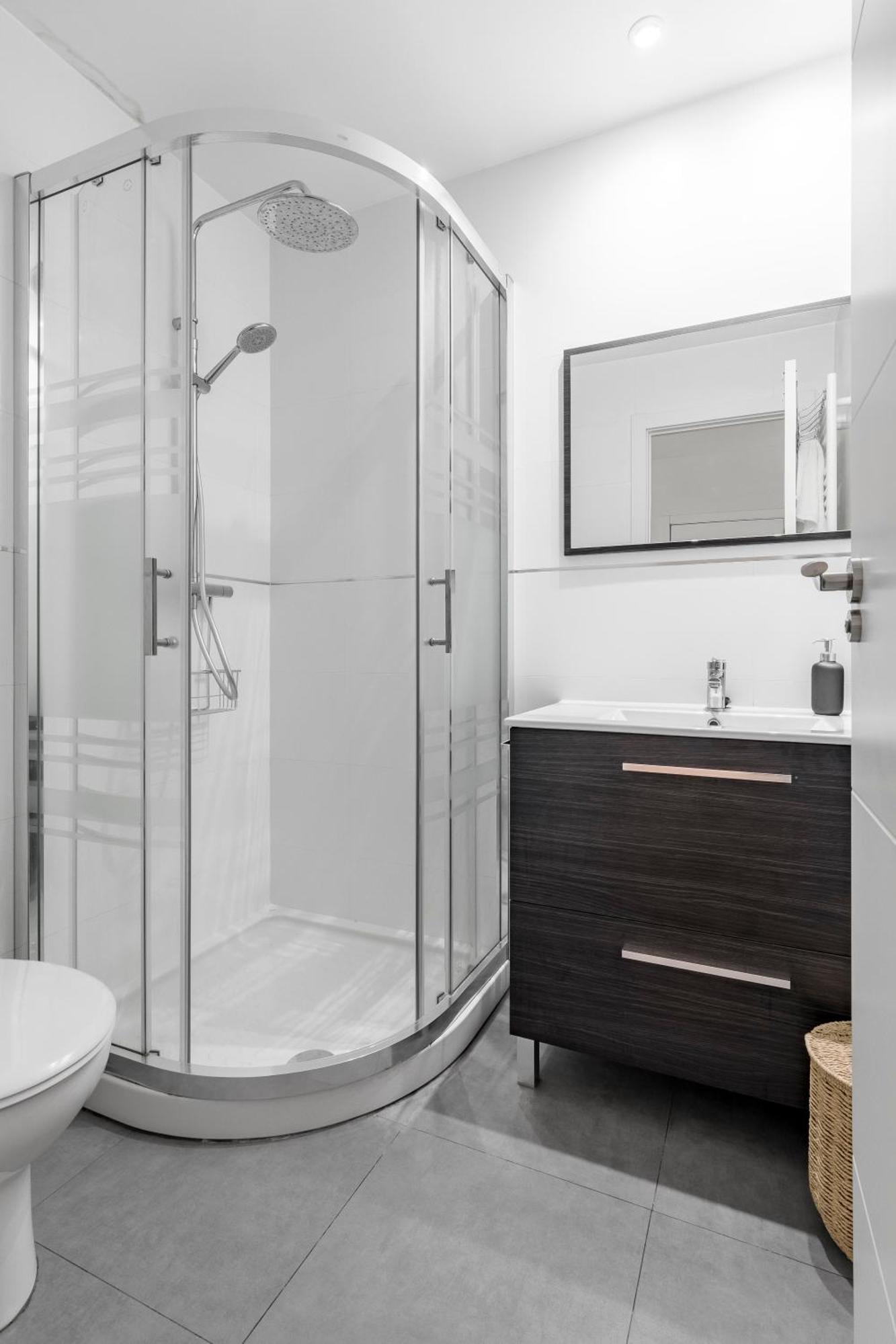 Cozy 2 Bedroom Apartment With Patio Madrid Bagian luar foto