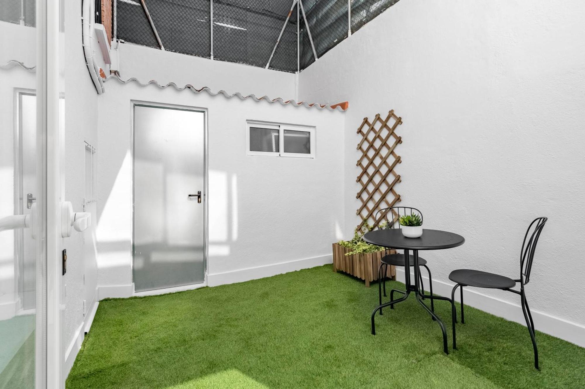Cozy 2 Bedroom Apartment With Patio Madrid Bagian luar foto