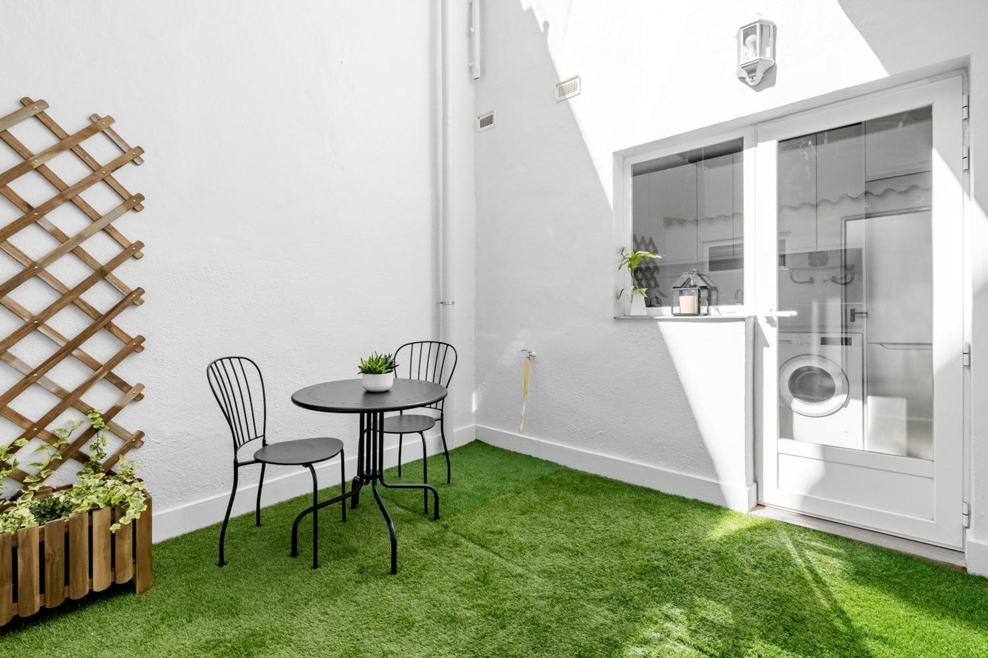 Cozy 2 Bedroom Apartment With Patio Madrid Bagian luar foto