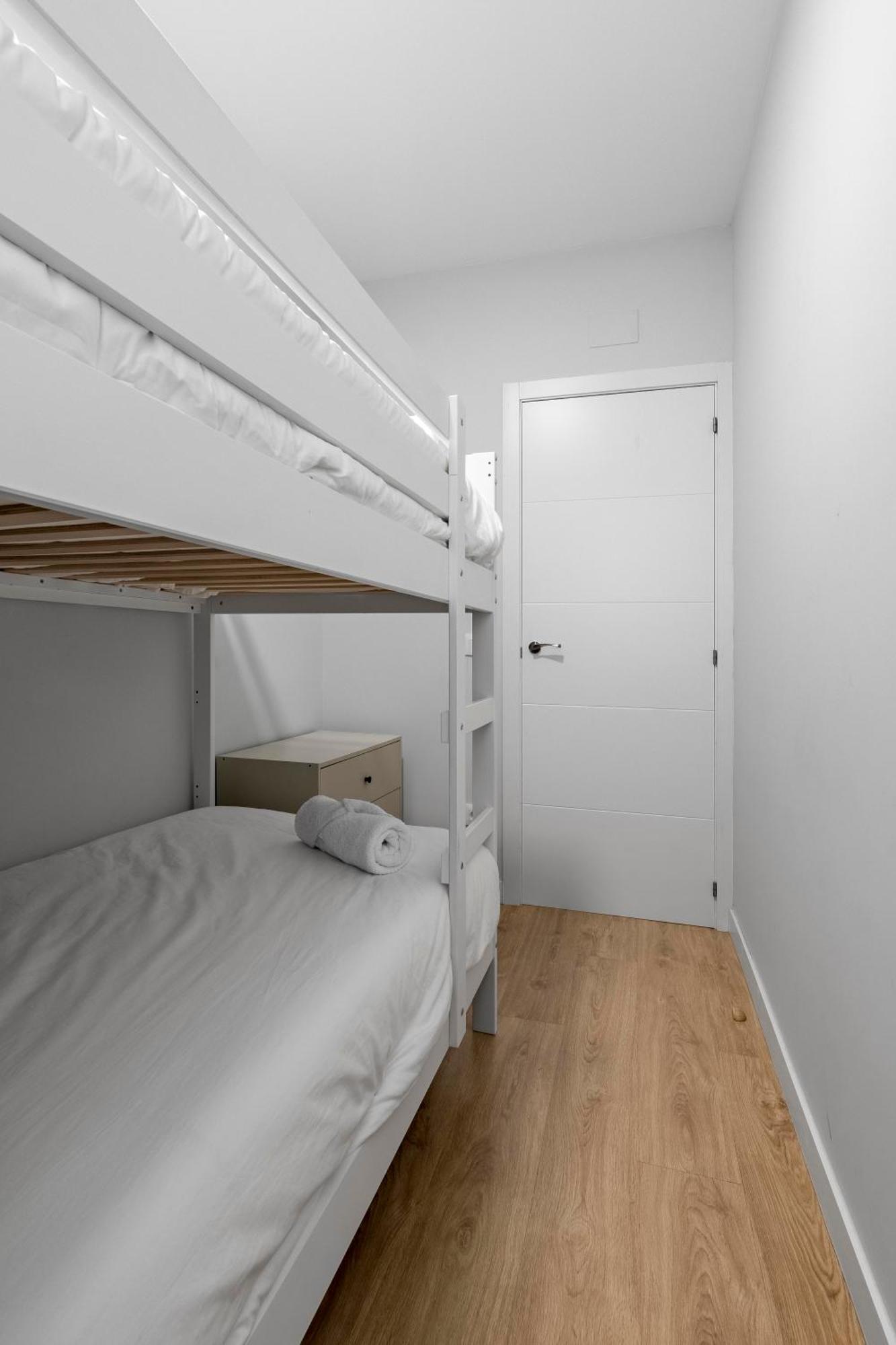 Cozy 2 Bedroom Apartment With Patio Madrid Bagian luar foto