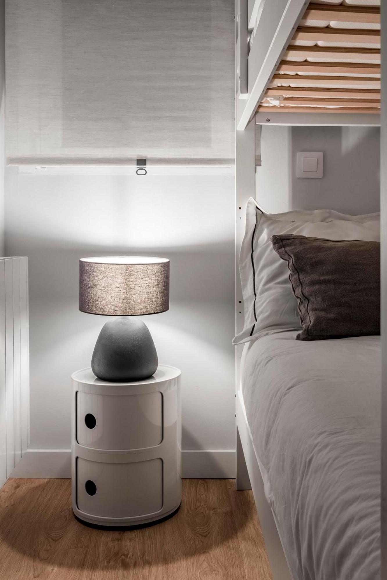 Cozy 2 Bedroom Apartment With Patio Madrid Bagian luar foto