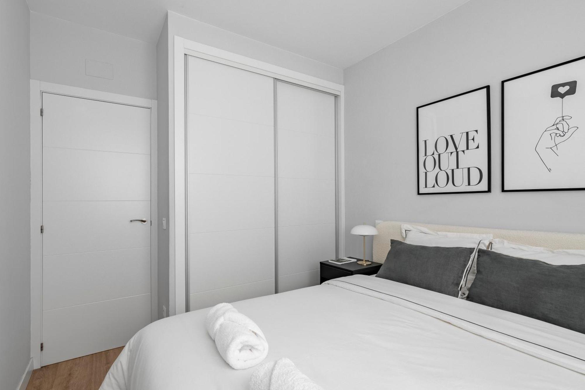 Cozy 2 Bedroom Apartment With Patio Madrid Bagian luar foto