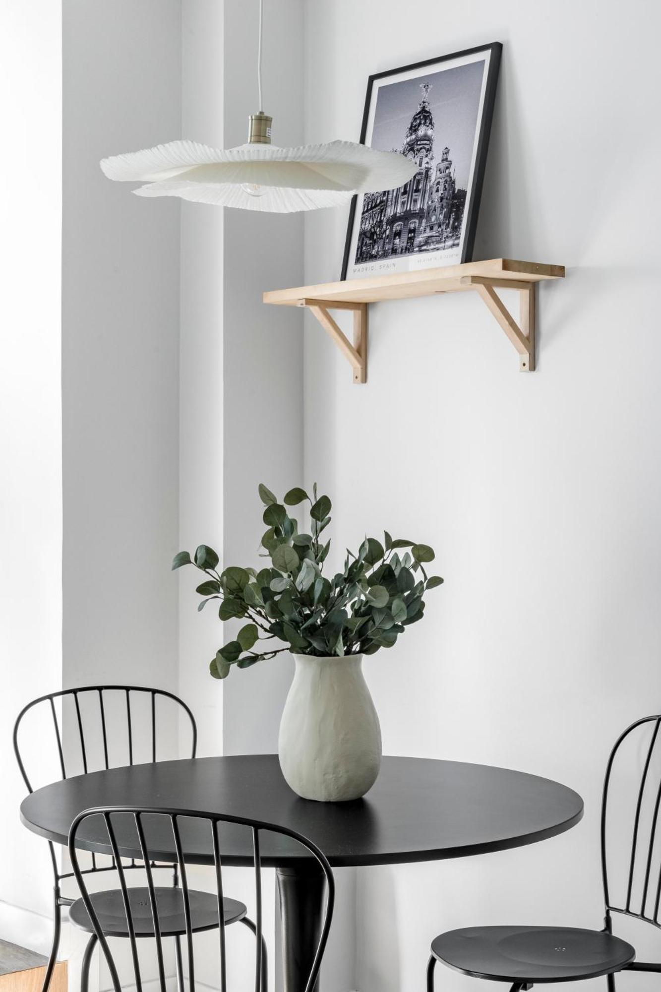 Cozy 2 Bedroom Apartment With Patio Madrid Bagian luar foto